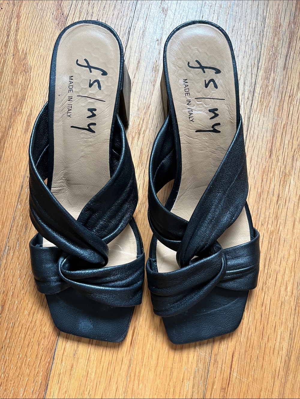 FRENCH SOLE NEW YORK Black Napa Leather Knot-Front Landon Slide Sandals Slides